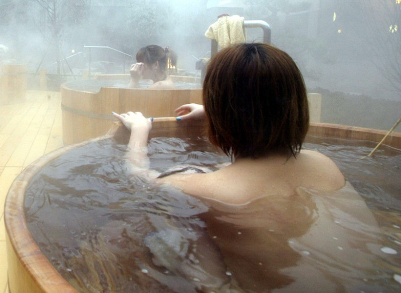 日本泡湯文化馳名全球，溫泉業者向來反對地熱發電，擔心會造成汙染，毀了「全民放鬆」。(圖片來源:達志影像/路透社)   