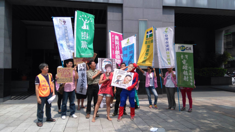 台灣水資源保育聯盟和樹黨等多個環保與在地公民團體於環保署前召開記者會，並演出行動劇，諷刺新北市長朱立倫忽略人民意見，「繳交白卷」。圖：王蓉宜/攝   