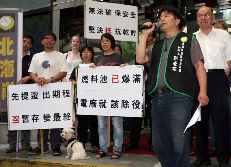 反核團體今（19）日上午在台北高等行政法院大門前舉行記者會，表示安全無法確保，不能裝填用過核燃料，訴請法院撤銷原能會核一乾貯熱測試處分。圖：中央社   