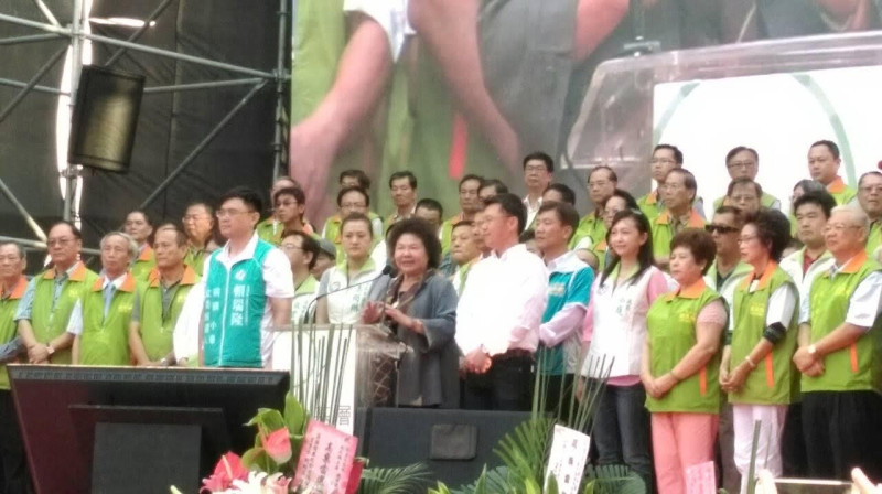 高雄市長陳菊在造勢會上呼籲民眾支持趙天麟。   