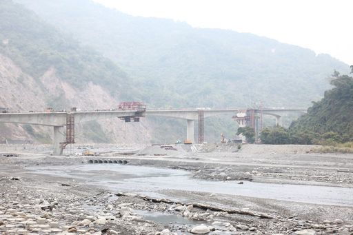 得樂日嘎橋預計5月汛期前完工開放通車。   