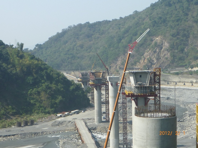 得樂日嘎橋施工多在高達5、60公尺的高空作業中進行。   