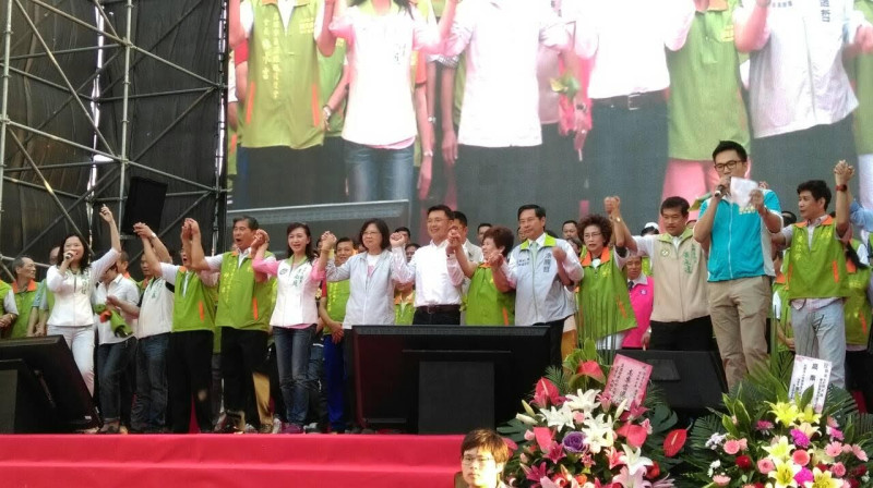 民進黨總統參選人蔡英文拉著趙天麟的手，高喊凍蒜。   