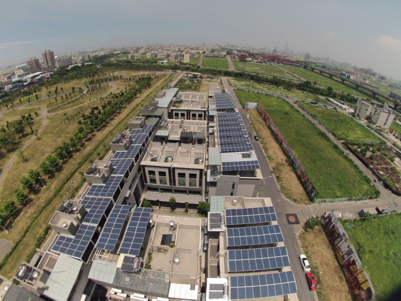 高永陽光社區空拍：首批裝設太陽能光電板的透天住宅--高永陽光社區，每月可轉賣近三千元的電力給台電。   